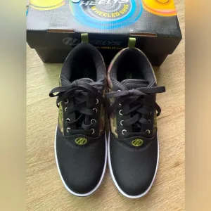 🖤 HEELYS  Pro 20 Emb Prints Wheeled Heel Shoe🖤