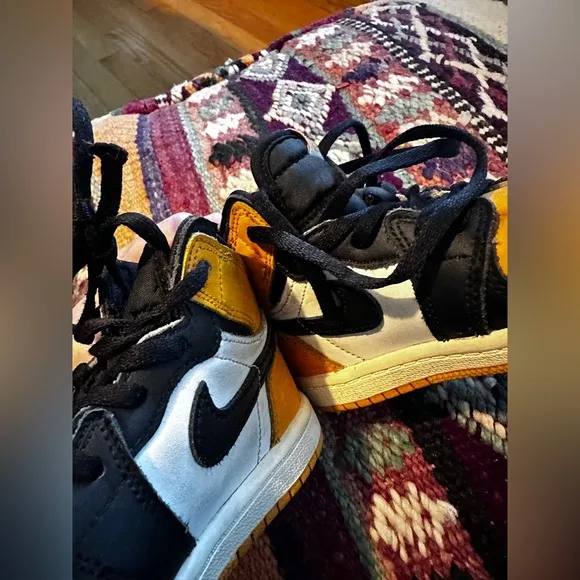 - Nike Kids Jordans Black  Yellow  White Jordans size 9 (toddler)