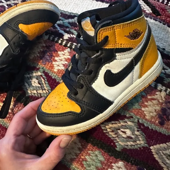 - Nike Kids Jordans Black  Yellow  White Jordans size 9 (toddler)