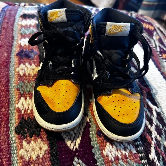 - Nike Kids Jordans Black  Yellow  White Jordans size 9 (toddler)