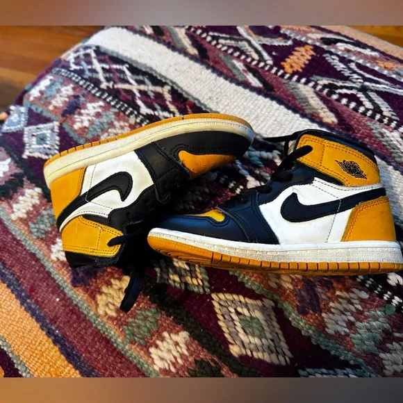 - Nike Kids Jordans Black  Yellow  White Jordans size 9 (toddler)