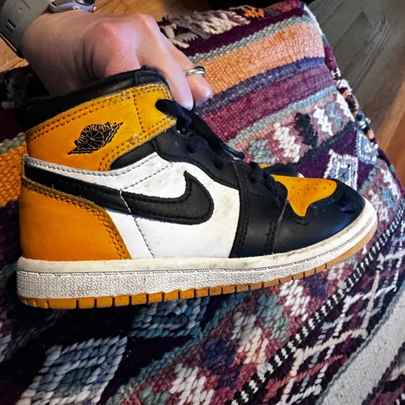 - Nike Kids Jordans Black  Yellow  White Jordans size 9 (toddler)