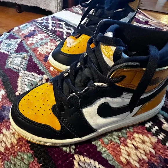 - Nike Kids Jordans Black  Yellow  White Jordans size 9 (toddler)
