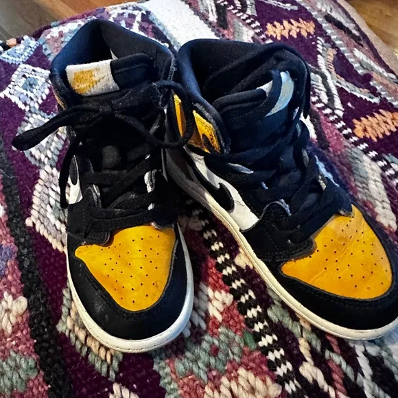 - Nike Kids Jordans Black  Yellow  White Jordans size 9 (toddler)