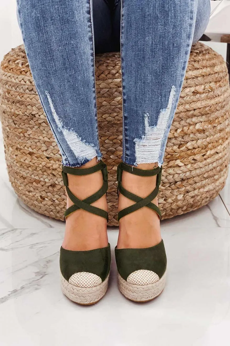 Espadrilles verdi con zeppa e fasce ad incrocio