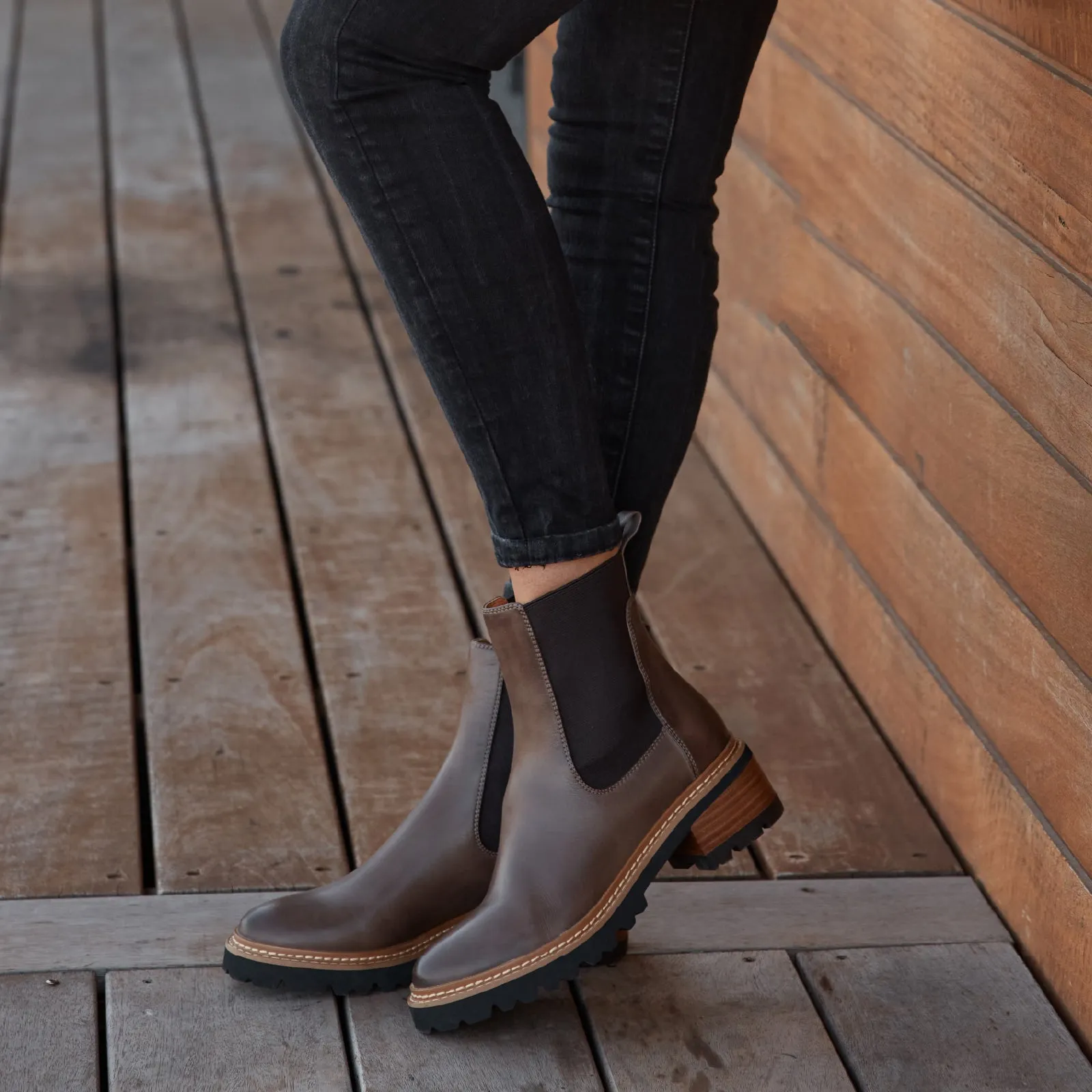 LINEAR LEATHER ANKLE BOOTS