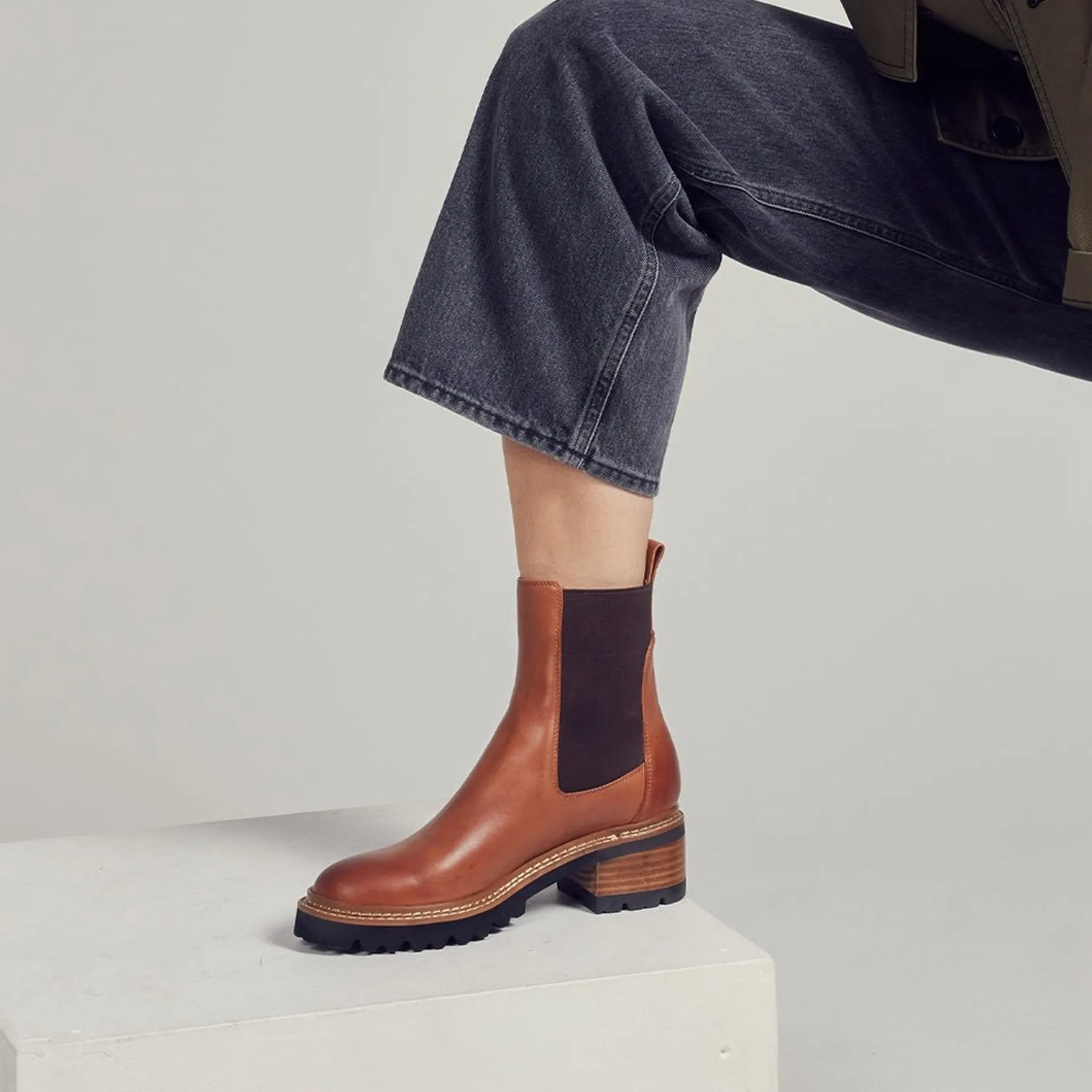 LINEAR LEATHER ANKLE BOOTS