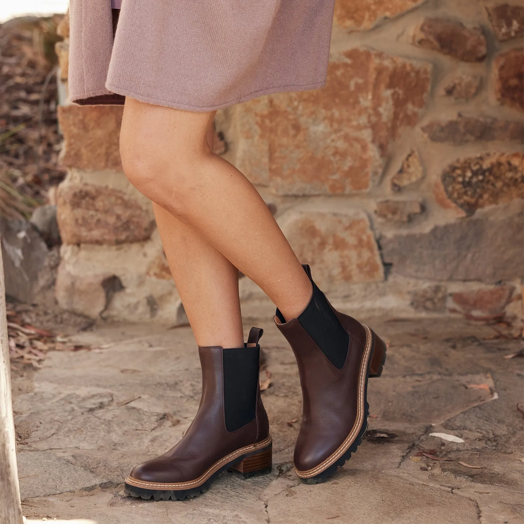 LINEAR LEATHER ANKLE BOOTS