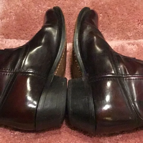Mens Laredo western style boots.