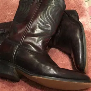 Mens Laredo western style boots.