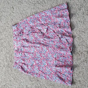 New BCBG Women skirt mini lightweight casual sz M floral pattern (R)