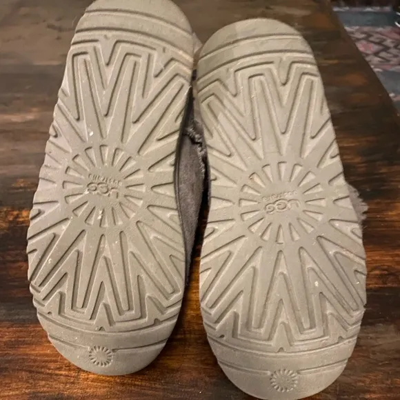 Ugg boots. Big girls size 4. Style Bailey Bow II.