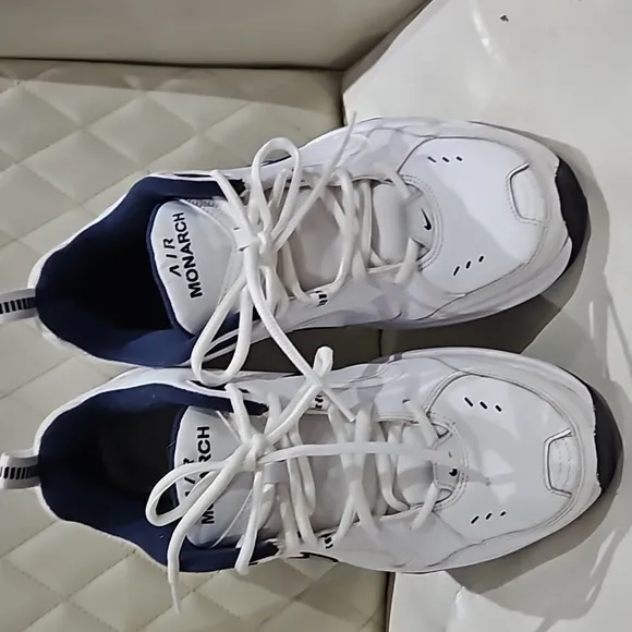 VANTAGE NIKE AIR MONARCH IV SIZE 9 IN WHITE